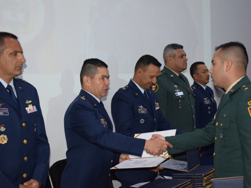 Escuela de Helicópteros para las Fuerzas Armadas gradúa nuevos pilotos de ala rotatoria 