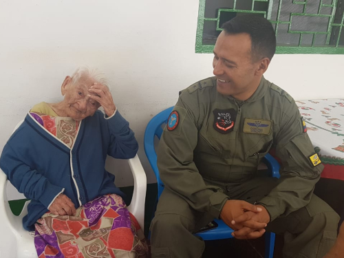 Comandante del CACOM4 uniendo lazos de amistad con la comunidad de Icononzo.