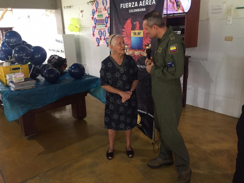 Abuelitos del Amazonas reciben con los brazos abiertos a la FAC