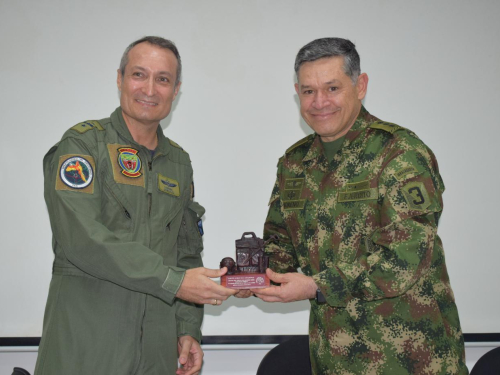 Comandante del CCON3 visita el Grupo Aéreo del Amazonas