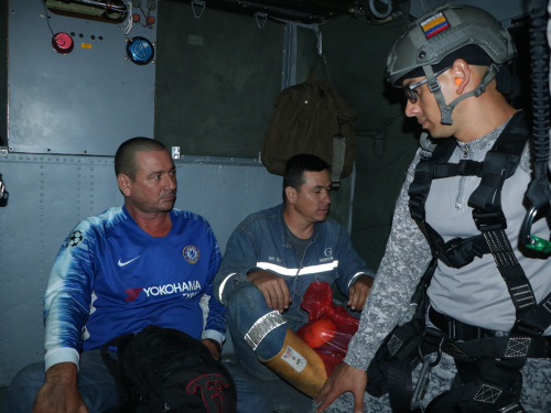 En helicóptero fueron rescatados dos hombres de su aislamiento provocado por creciente del Río Guayuriba