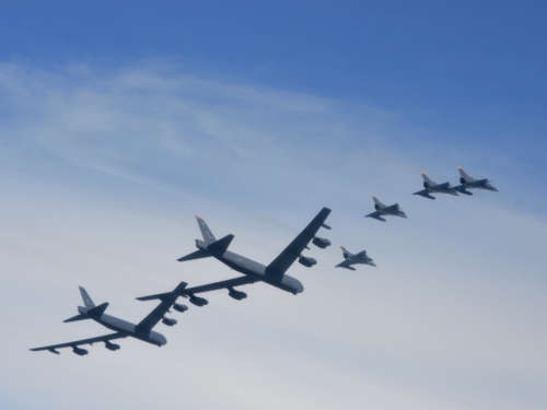 Aviones de bombardeo estratégico de Estados Unidos entrenan con aeronaves de combate de la Fuerza Aérea Colombiana
