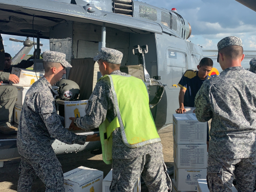 Fuerza Aérea transporta ayuda humanitaria para la comunidad indígena Wipijiwi en Vichada