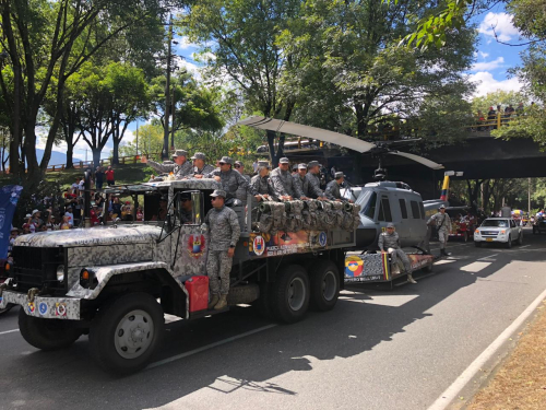 Por las Calles de Medellín desfiló un helicóptero insignia de la Fuerza Aérea