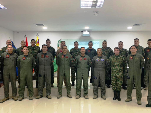 Nuevos Instructores de Vuelo por Instrumentos son capacitados en la Escuela de Helicópteros 