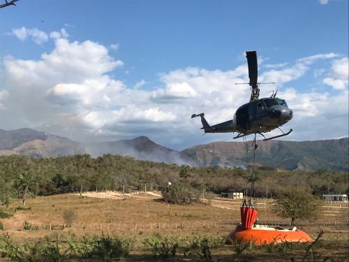Fuerza Aérea continúa trabajando en la extinción del incendio presentado en el Carmen de Apicalá