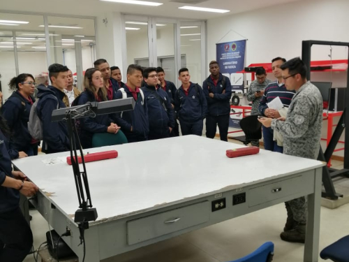 Estudiantes del SENA conocen las capacidades del Comando Aéreo de Mantenimiento