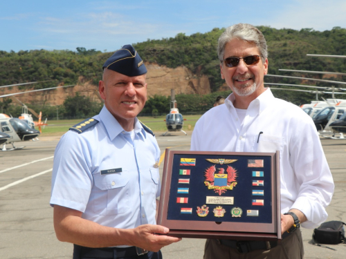 Comandante de la FAC recibe formalmente Centro de Entrenamiento Regional de Pilotos 