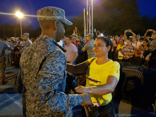 Ceremonia de juramento de bandera y entrega de armas de 576 soldados en el CACOM 1 