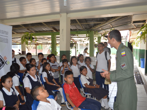 Con donación de sillas escolares Fuerza Aérea Colombiana apoya la educación en el Amazonas