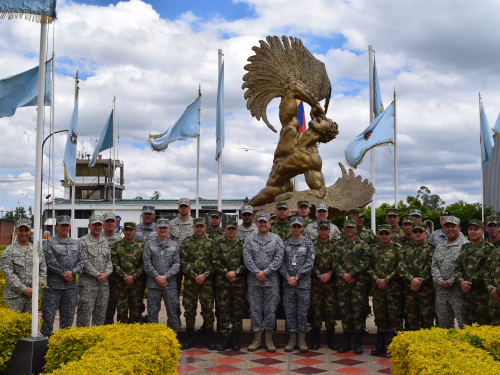 CAMAN recibe la visita de suboficiales de alta jerarquía de las Fuerzas Militares