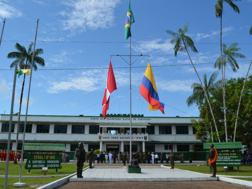 Fuerzas Militares y Policía Nacional de Colombia, Brasil y Perú, honran los Símbolos Patrios en la triple frontera