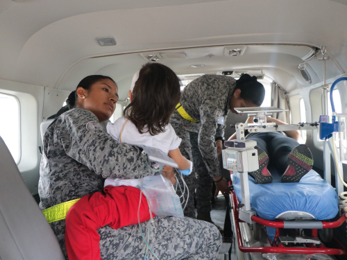 Bebé de 2 años con diagnóstico delicado es transportada en aeronaves de la Fuerza Aérea Colombiana