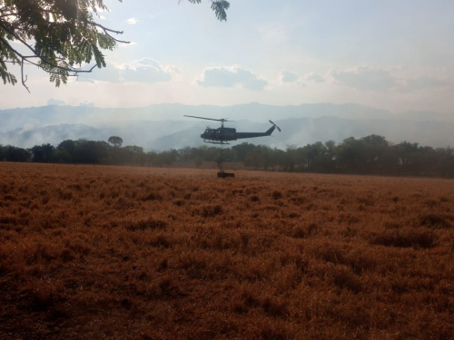 La Fuerza Aérea Colombiana realiza Extinción de  Incendios Forestales en Ortega-Tolima.