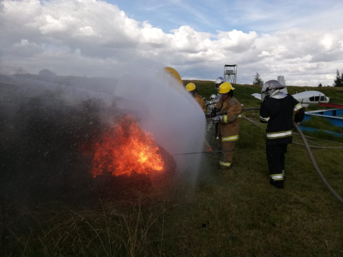 Comando Aéreo de Mantenimiento culmina curso básico de bomberos aeronáuticos 
