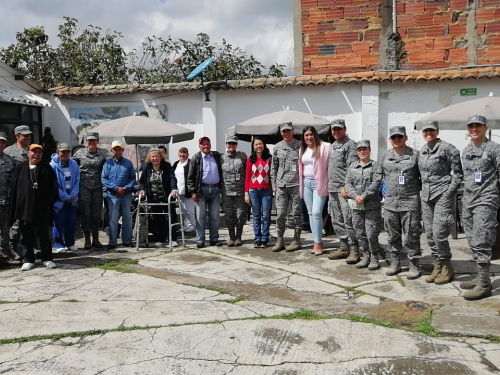 Profesionales Oficiales de la Reserva comparten con las personas de la tercera edad del hogar La Candelaria