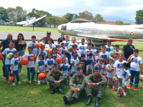 60 niños y niñas junto a sus familias celebraron el día del niño en la Base Aérea Marco Fidel Suárez
