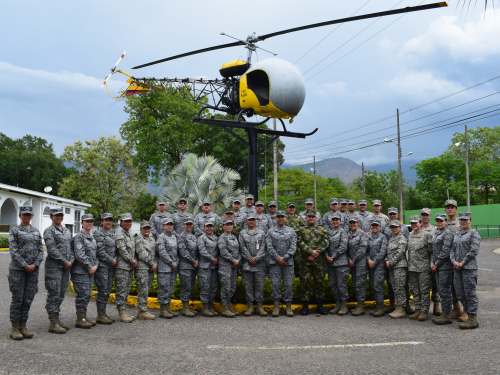 Oficiales que ascenderán al grado de Teniente Coronel visitaron la cuna de las Tripulaciones de Ala Rotatoria. 