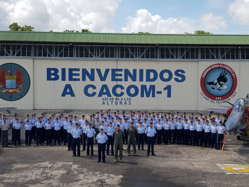 Escuela de Aviación "Capitán Manuel Ávalos" y la Academia Politécnica Aeronáutica de Chile visitan el CACOM 1