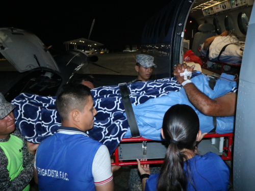 Dos personas de la tercera edad con urgencias medicas fueron trasladados por la Fuerza Aérea Colombiana 