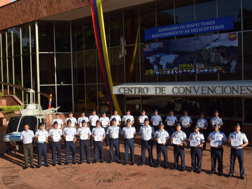 Inspectores de helicópteros de la Fuerza Aérea Colombiana, se reunieron para actualizar y estandarizar procedimientos en temas de mantenimiento 