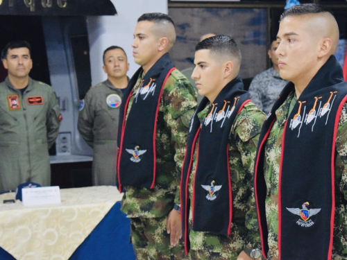 Oficiales que se preparan para ser pilotos de helicópteros, realizan tradicional ceremonia de “Bendición de Bufandas” 