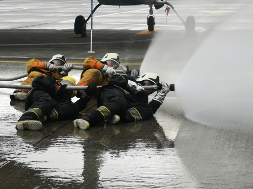 Bomberos aeronáuticos contribuyen con la seguridad en las operaciones de la Fuerza Aérea Colombiana 