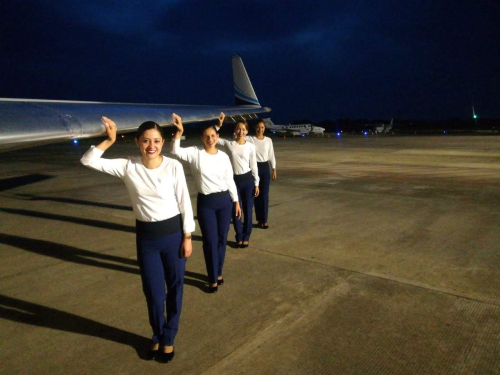 Militares Tripulantes de Cabina de Pasajeros Siempre Listos a Servir