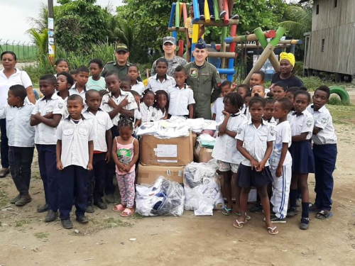 Con enorme felicidad niños y niñas de Tumaco, Nariño, recibieron nuevos uniformes escolares