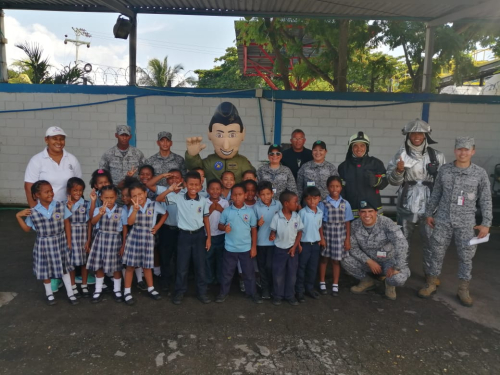 Estudiantes del Colegio El Esfuerzo visitan al Grupo Aéreo del Caribe