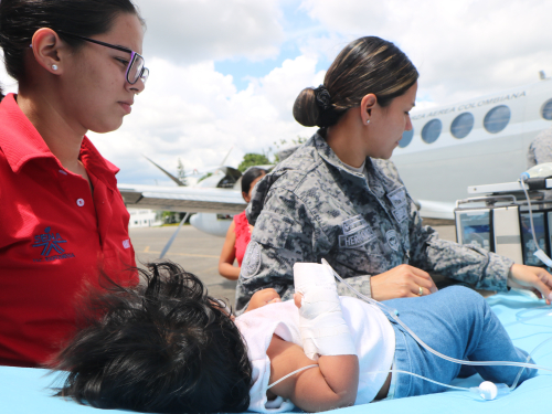 Bebé indígena en delicado estado de salud fue transportado por la Fuerza Aérea Colombiana