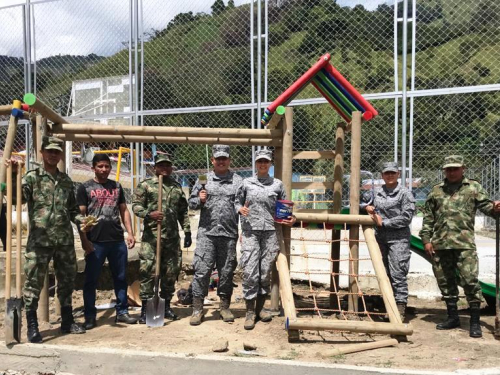 Un parque infantil fue instalado en Rioblanco-Tolima gracias a la Fuerza Aérea Colombiana