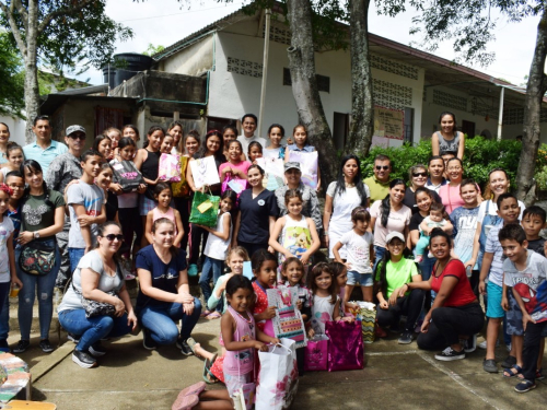 Militares del CACOM 4 junto con sus familiares llevaron alegría a 64 niños del internado Nuevo Horizonte.