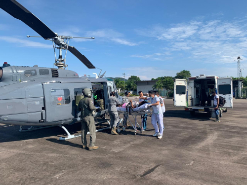 Mujer en estado de embarazo recibe atención médica y traslado por parte de la Fuerza Aérea Colombiana