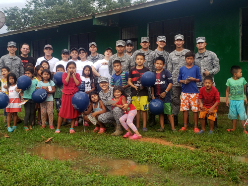 Plantel educativo indígena del Meta es beneficiado por la Fuerza Aérea Colombiana