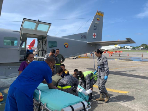 Hombre de 22 años es trasladado por aeronave medicalizada de la Fuerza Aérea Colombiana