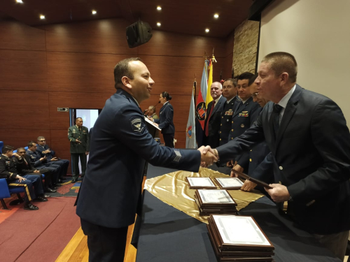 Clausura del entrenamiento Nivel I y ll motores T-53 de un personal de suboficiales de la Fuerza Pública