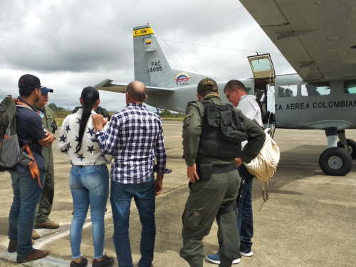 Comerciante liberada en Chocó se reencontró con sus us familiares en la base de la Fuerza Aérea en Rionegro