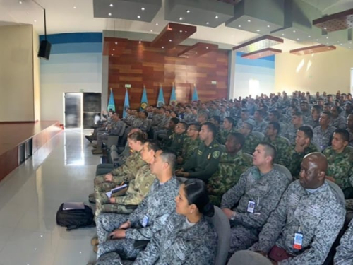 Jefe de Comando de la Duodécima Fuerza Aérea de los Estados Unidos visita la Escuela de Suboficiales FAC