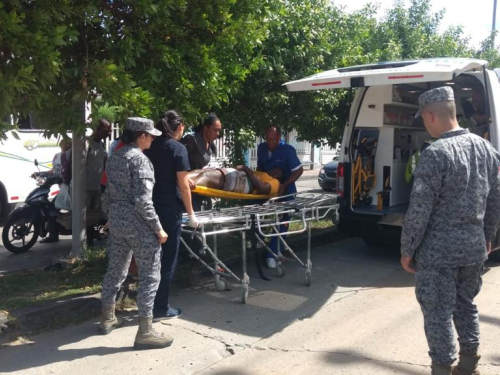 Médicos del Grupo Aéreo del Caribe atienden a joven que resultó herido por accidente de tránsito 