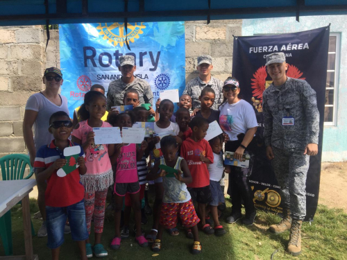 Niños del sector Tom Hooker escriben cartas para el personal de soldados de las Fuerzas Militares.