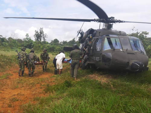  En helicópero de la Fuerza Aérea Colombiana, se realiza evacuación humanitaria de tres personas afectadas por mina antiperso