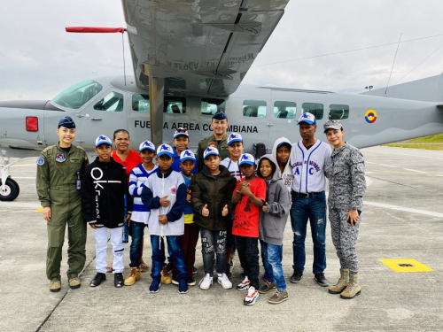 Fuerza Aérea apoya los sueños de niños beisbolistas del Chocó  
