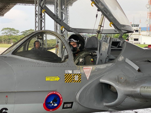 Alféreces de la Fuerza Aérea Colombiana realizan su primer vuelo solo en el CACOM 1