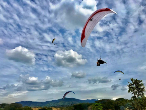 Finaliza el British Open de parapentismo con cero accidentes, gracias a la participación activa de su Fuerza Aérea Colombiana.