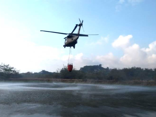 Helicópteros del Comando Aéreo de Combate No.7 se preparan ante las altas temperaturas en la ciudad de Cali