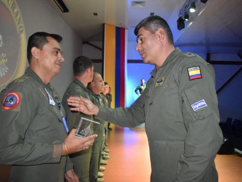 El Comando Aéreo de Combate No. 1 exalta a los mejores hombres y mujeres del último año
