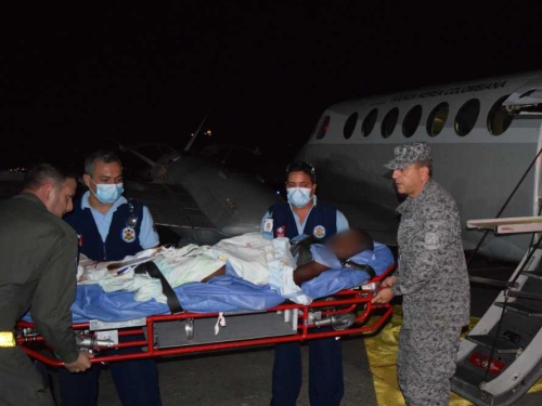 Menor de edad, víctima de mina antipersona, es trasladado en avión medicalizado por la Fuerza Aérea Colombiana