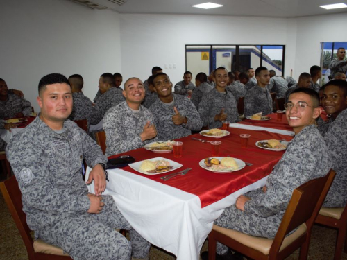 Soldados del Grupo Aéreo del Caribe disfrutaron de un banquete con motivo a la celebración de fin de año