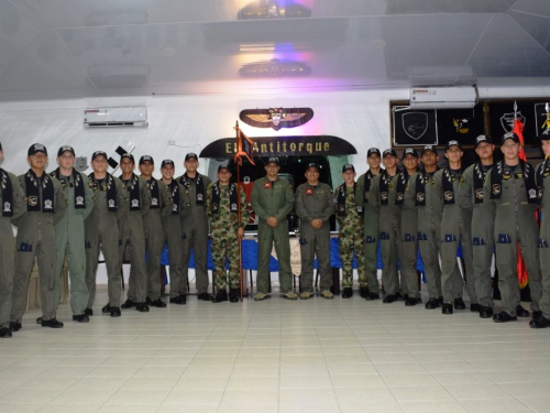 Alumnos de vuelo de la Fuerza Aérea, se preparan para surcar el cielo con poderosas aeronaves 